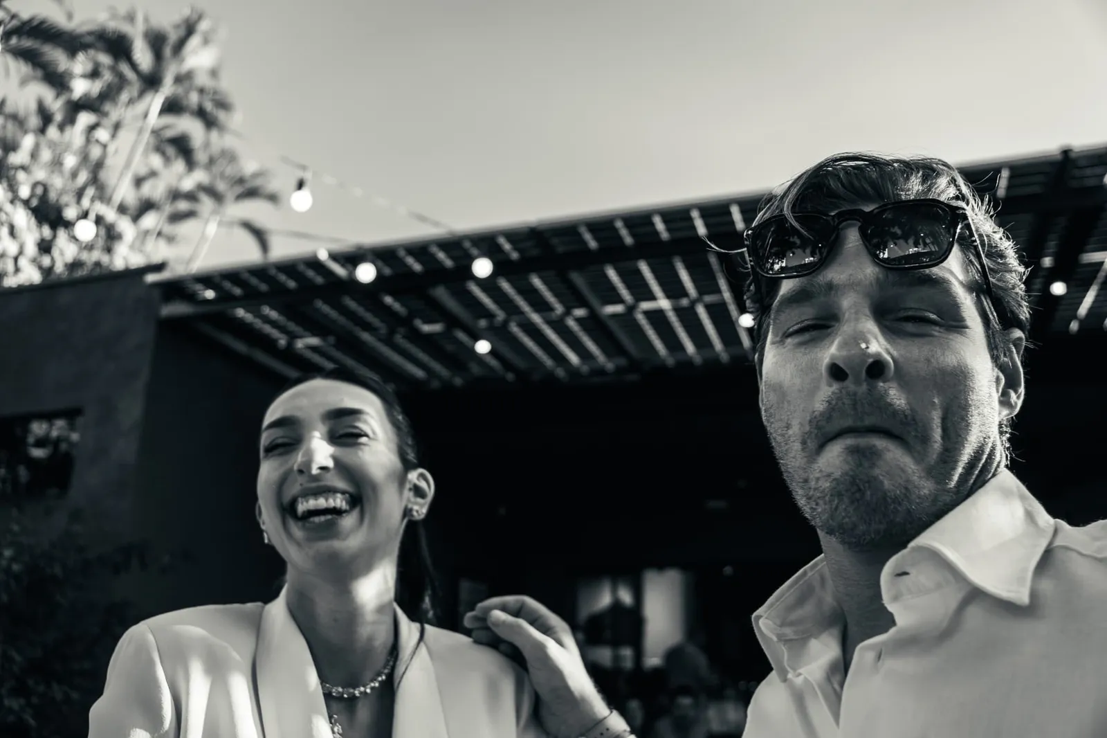 Gabi e Massimo em retrato espontâneo em preto e branco na festa de casamento